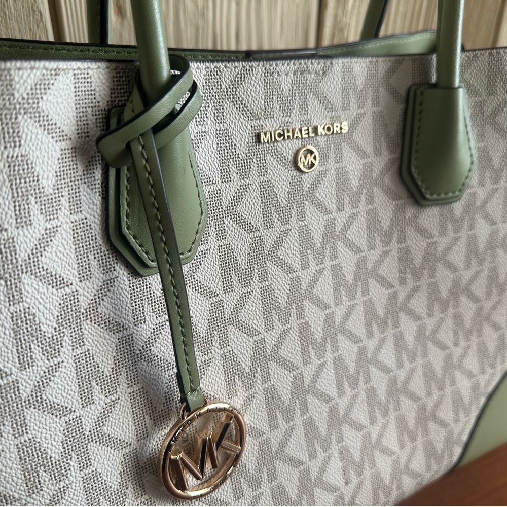 Michael Kors Mercer Gallery Medium Logo Tote Vanilla & Sage Green EUC - Picture 4 of 13